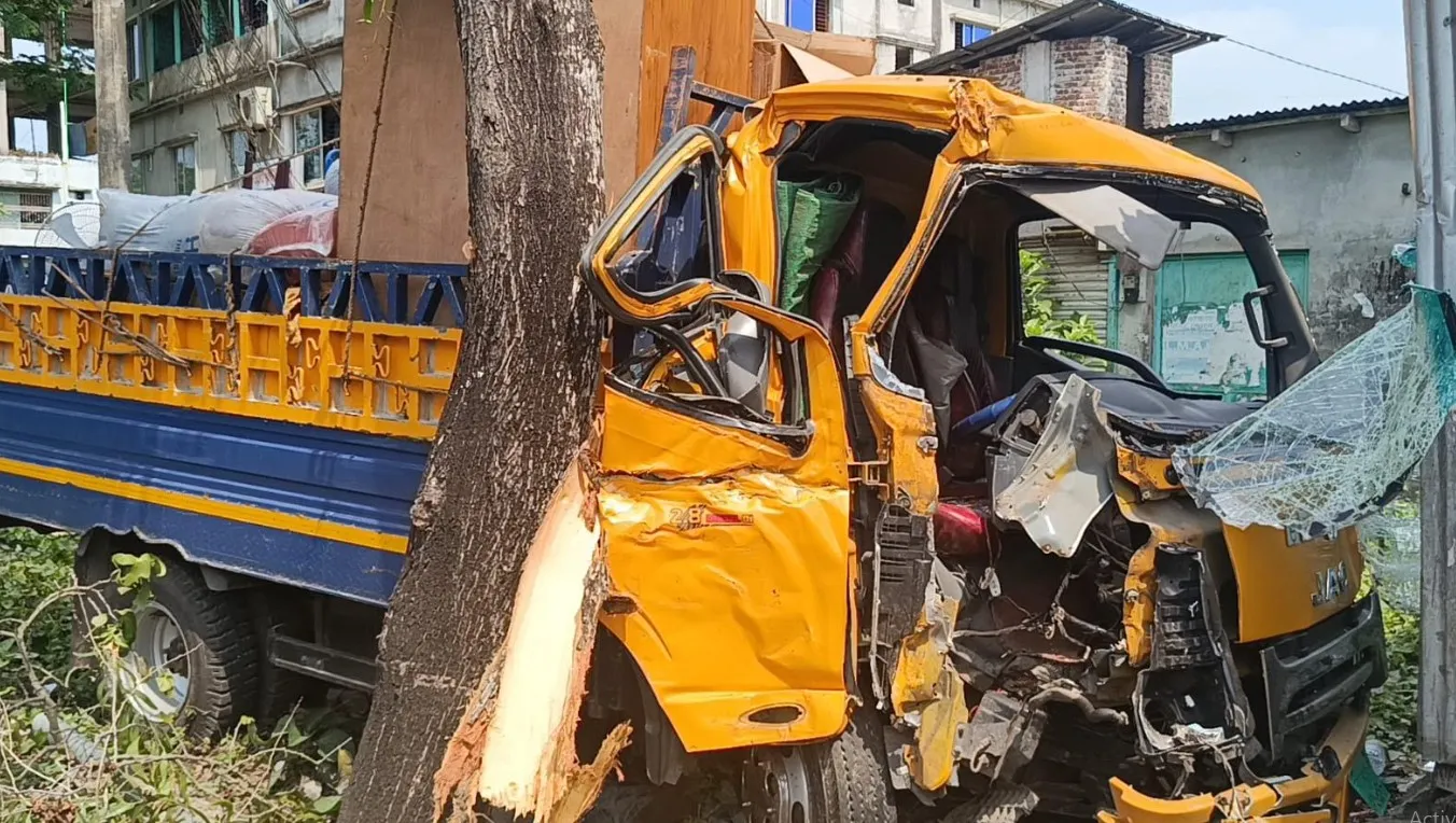 দুমকিতে পিকআপের চাপায় প্রাণ গেল অবসরপ্রাপ্ত ব্যাংকারের, আহত ১